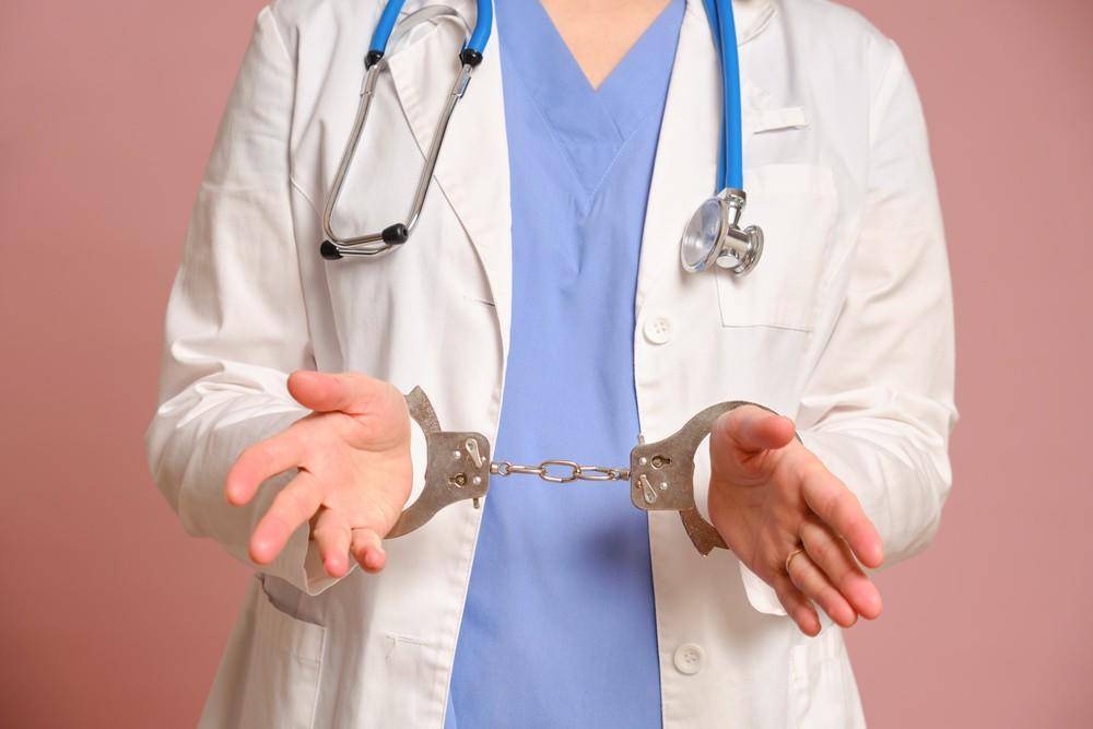 五大联赛转会
_女护士获刑被开除五大联赛转会
，被羁押后医院仍为她缴养老保险等共计14万元 一审判返还11万元