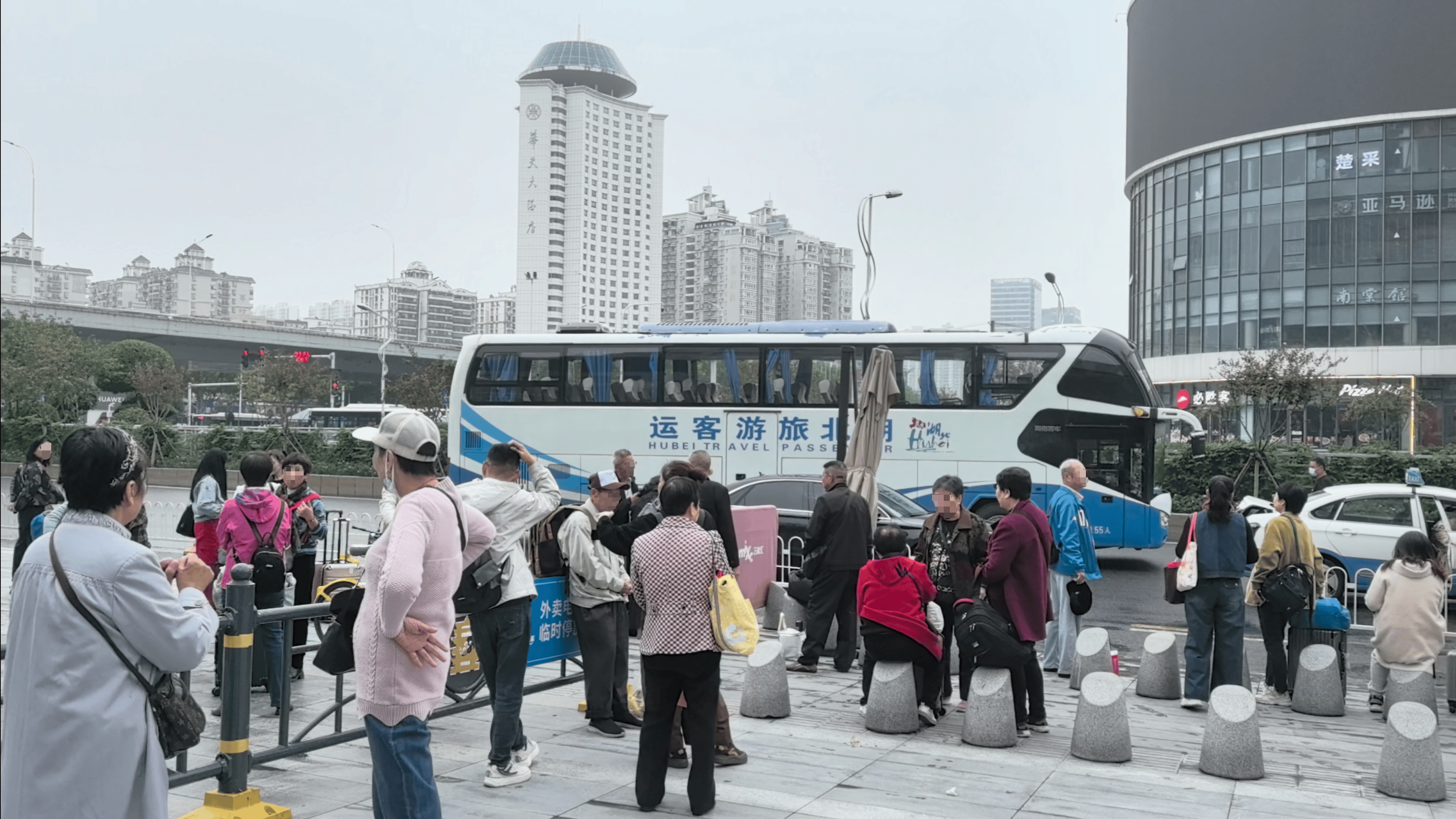 如何申请皇冠信用網
_7小时“铁腚”大巴游老年团全纪录：不在家里做饭如何申请皇冠信用網
，我出门就像打鸡血