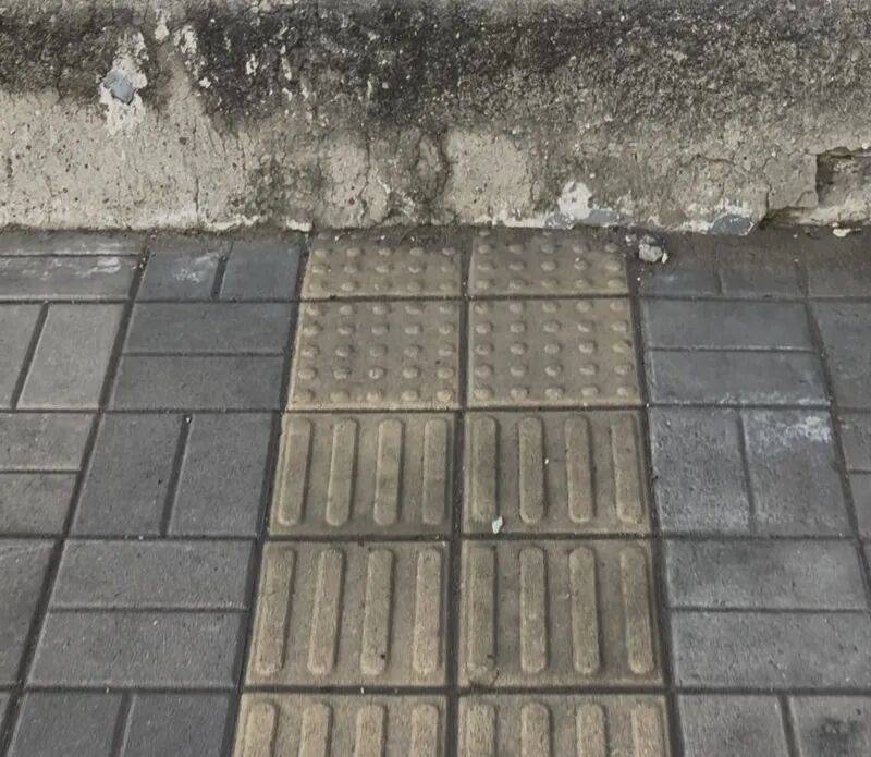 皇冠登录网址_走着走着就撞墙了!北京一公交站附近人行便道缺失皇冠登录网址,如何解?