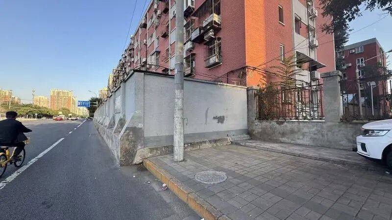 皇冠登录网址_走着走着就撞墙了!北京一公交站附近人行便道缺失皇冠登录网址,如何解?