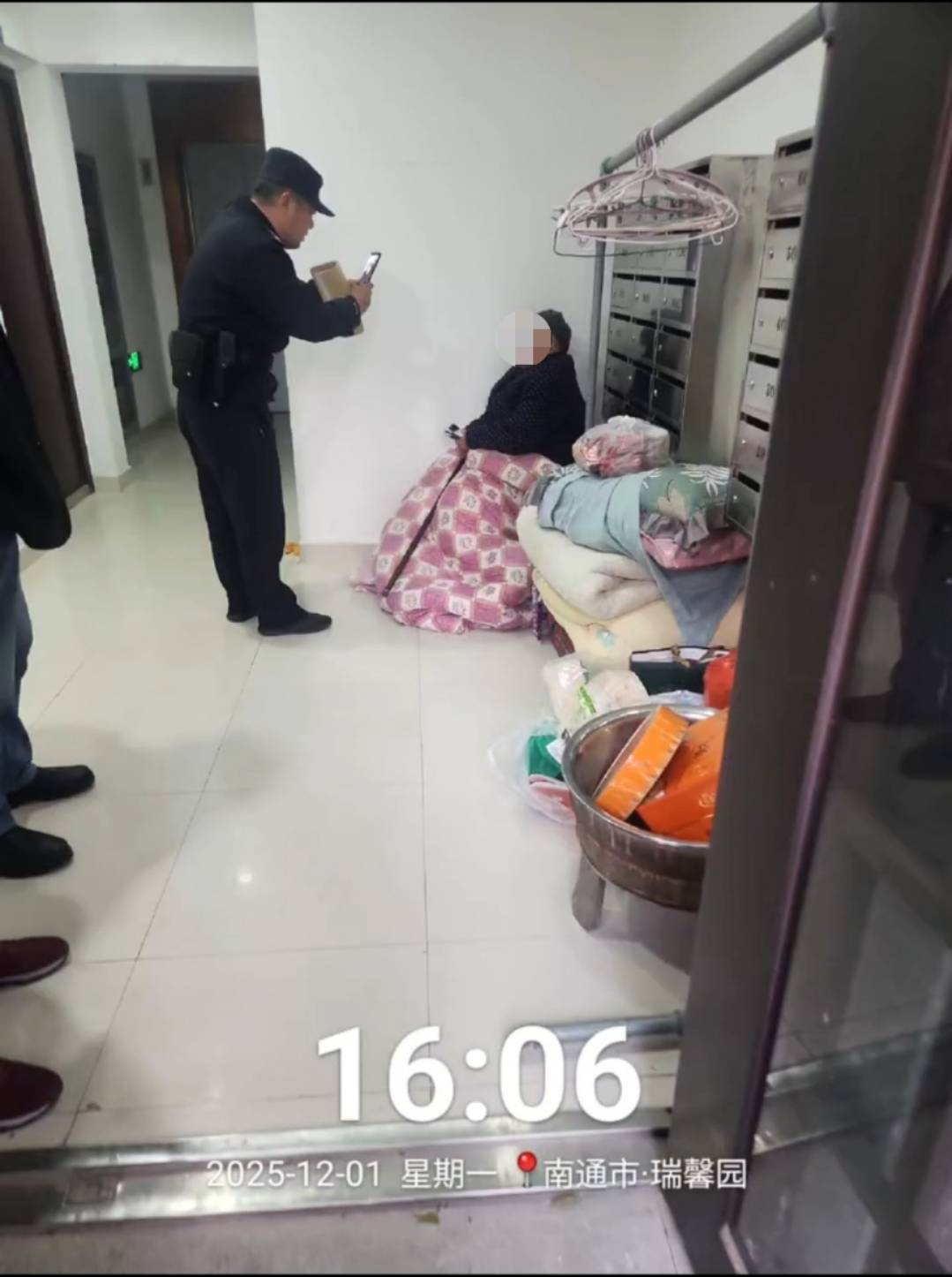 克里夫兰骑士 vs 波特兰开拓者
_江苏南通94岁老人被发现在楼道打地铺克里夫兰骑士 vs 波特兰开拓者
,社区:子女轮流赡养,可能送来时人不在家