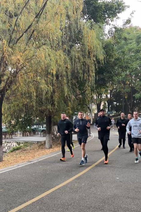 怎么注册皇冠信用盘
_成都理发师晨跑偶遇法国总统马克龙：跑第一圈没认出来怎么注册皇冠信用盘
，第二圈相遇对方主动打招呼