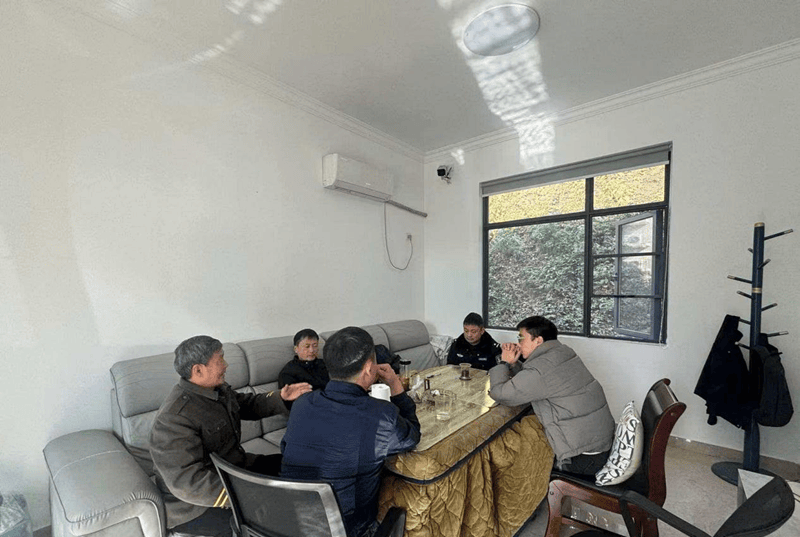 皇冠信用網_常德一校车鸣笛警示突然窜出的流浪狗皇冠信用網，狗受惊撞伤女子，经调解校车给予人道主义赔偿