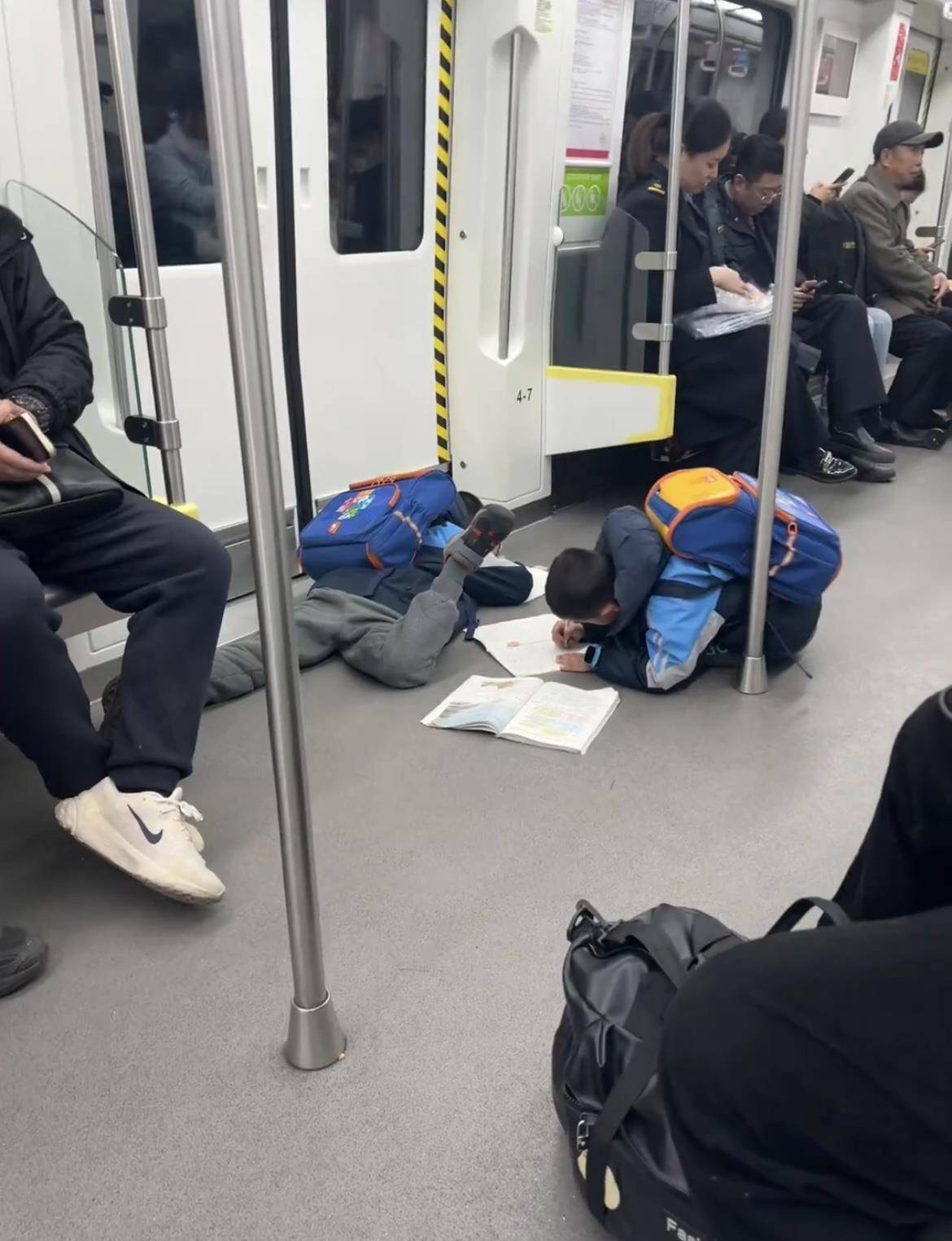 皇冠信用网登2代理_两名小孩哥一上地铁就滑铲倒地皇冠信用网登2代理,趴地上写作业,引来数万网友共鸣:这才是童年的样子