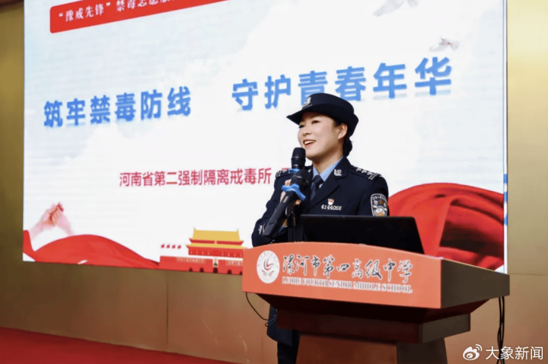 正版皇冠信用网代理_河南一男子街头挥刀乱刺正版皇冠信用网代理，被休假女警一脚踢落凶器！女警面部缝合30余针，手套被血浸透