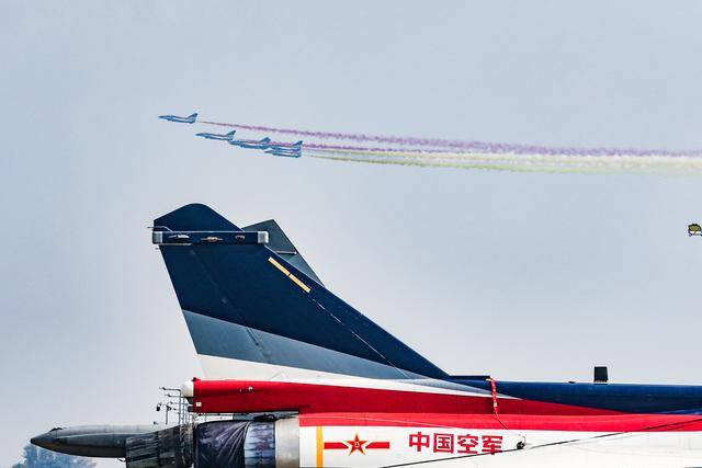 皇冠信用网登3代理_中国空军八一飞行表演队进行检验性飞行
