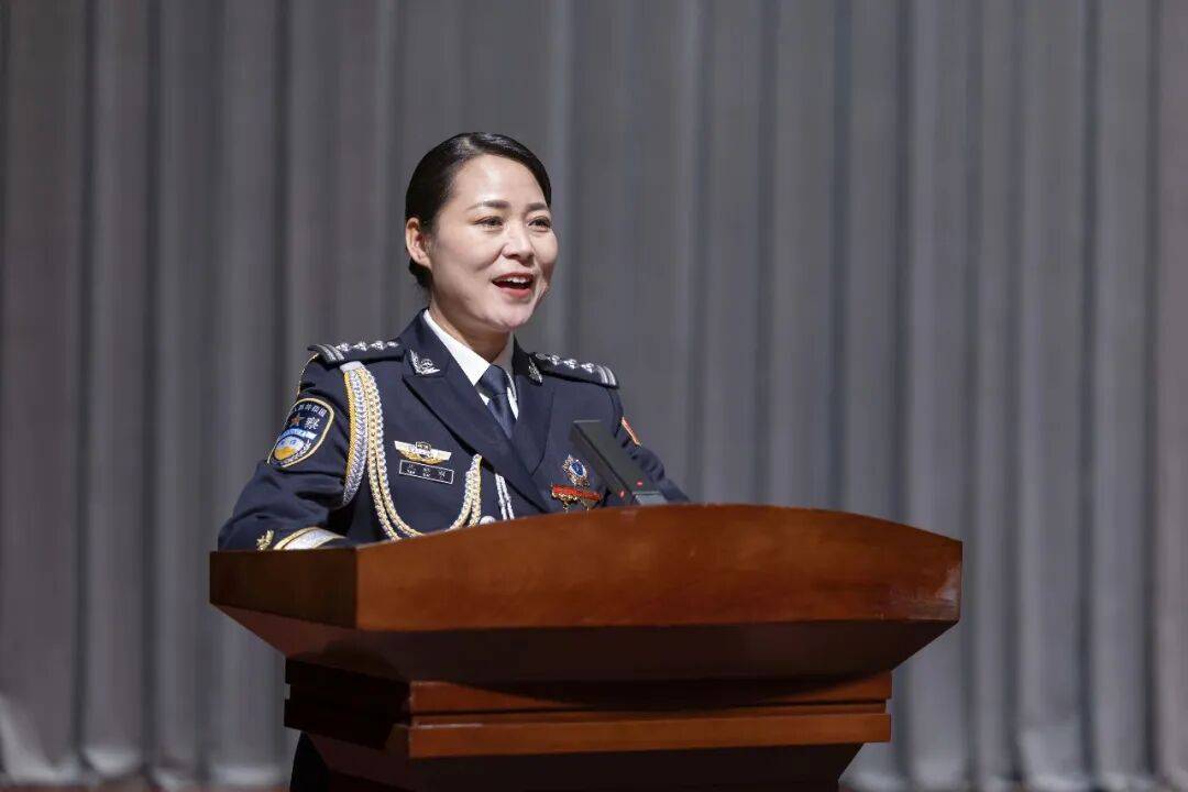 皇冠信用网代理_司法部部长、河南省委书记皇冠信用网代理，向王妙丽同志颁发奖章和证书