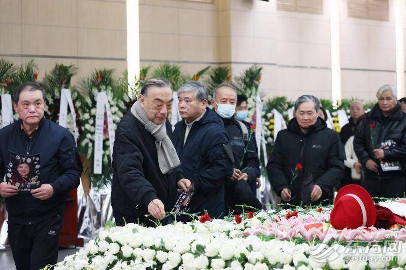 皇冠代理联系方式
_上海市民送别百岁嫩娘:从艺八十载皇冠代理联系方式
,最后一次红装谢幕 | 组图