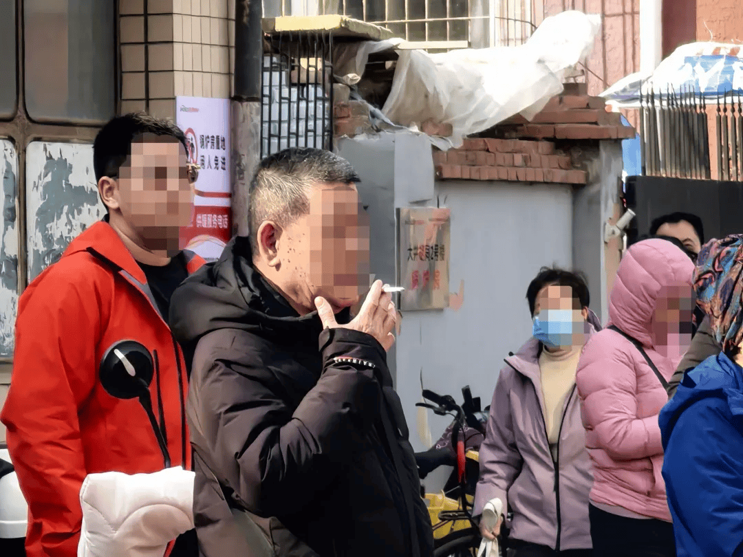 如何申请皇冠信用网_十几分钟都忍不了如何申请皇冠信用网,非得在校门口抽烟?要是您家孩子经过呢?