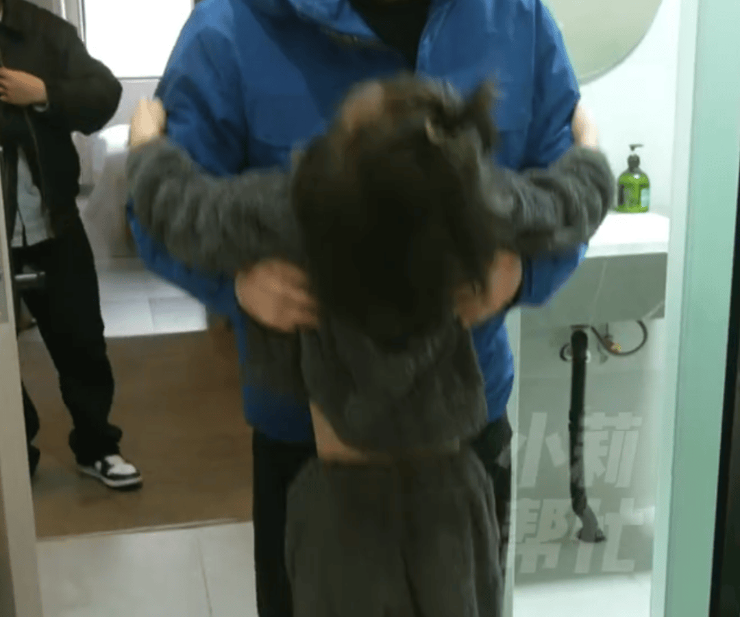 怎么申请皇冠信用网_河南6岁男童被25岁妈妈“遗忘”酒店半月!酒店工作人员自发当起“临时妈妈”怎么申请皇冠信用网,妈妈终于现身,孩子紧抱不愿松手!网友:希望以后被善待