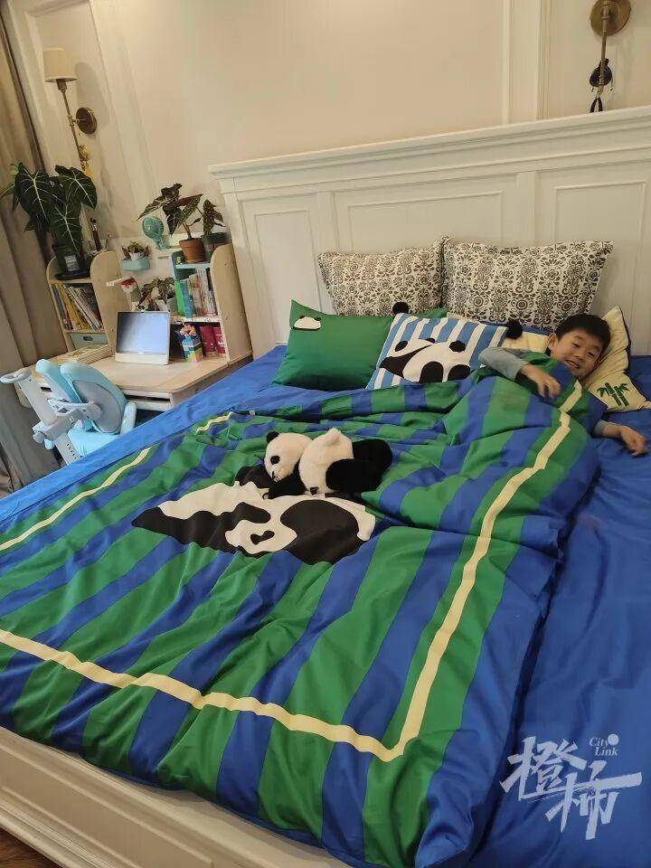 世界杯代理_“半夜醒来世界杯代理，老公一个人坐客厅剥茧！”一家三口养1.2万只蚕宝宝，耗时17天剥茧、煮茧、拉蚕丝兜，终于变成2床蚕丝被，儿子盖上10分钟入睡