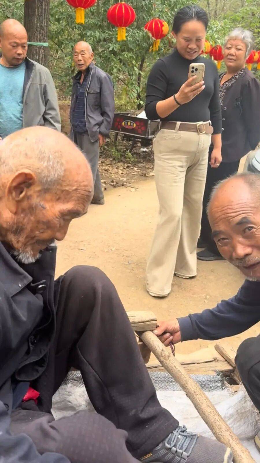 皇冠信用网代理申条件_河南洛阳72岁儿子用架子车拉92岁父亲皇冠信用网代理申条件，走十里路看豫剧感动网友，村干部：老人腿脚不便，儿子天天伺候