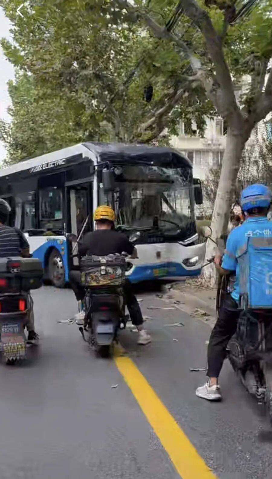 皇冠信用網去哪里弄
_上海警方:叶某(男皇冠信用網去哪里弄
,57岁)寻衅滋事,已被拘!